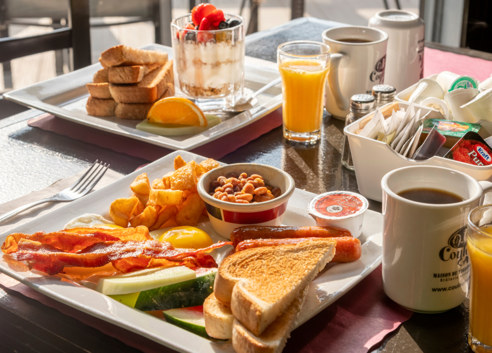 Déjeuner complet servi au restaurant du Golf Royal Laurentien