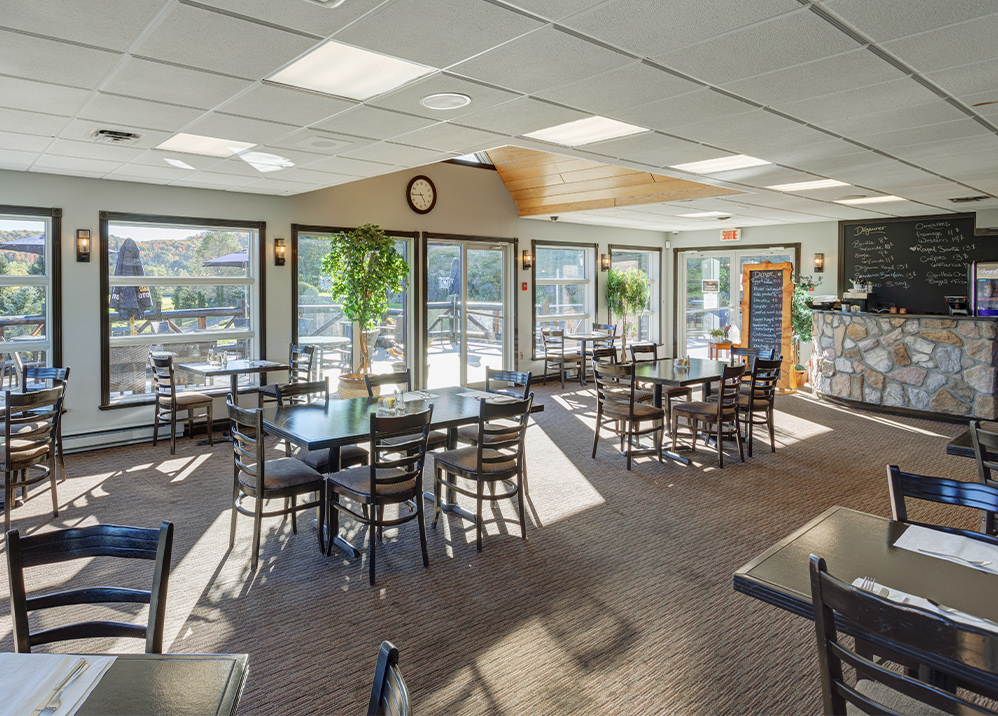 Salle à manger du restaurant au Golf Royal Laurentien dans les Laurentides