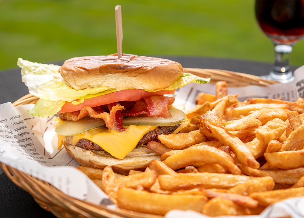 Hamburger servi au restaurant du Golf Royal Laurentien dans les Laurentides